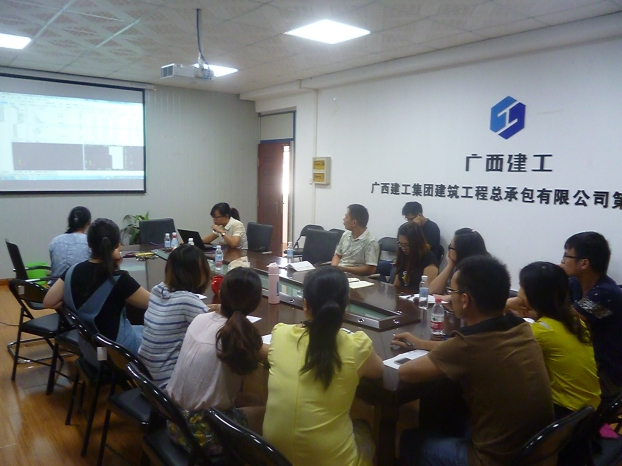 广联达BIM中心专业人员在为现场人员细心讲解