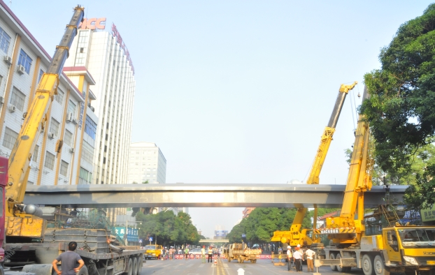 早上出门，市民惊喜地发现星湖路上横空多出了两座30多米长的天桥