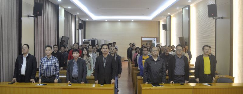 1508746151961329.jpg 001在威武雄壮的国歌声中,全体党员职工起立致敬.jpg