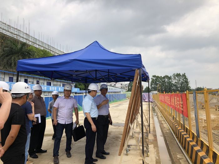 1526873604589363.jpg 赵红明仔细查看项目现场展板.jpg