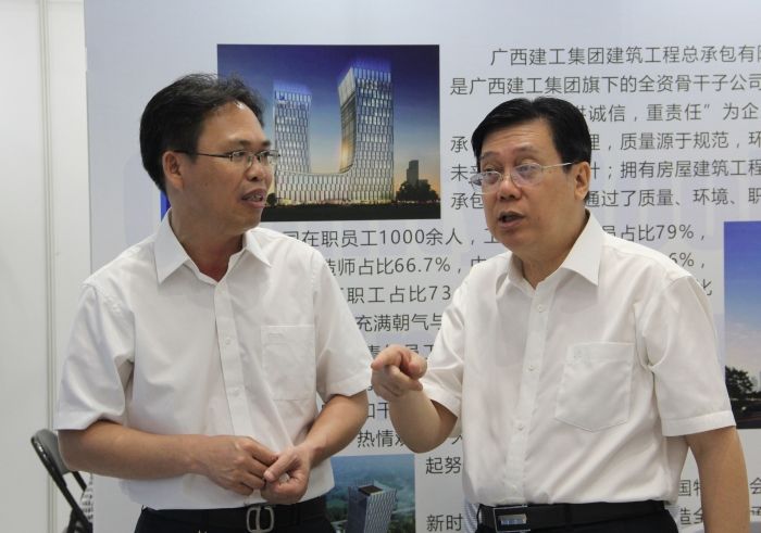 广西建工集团总经理、副董事长、党委副书记罗涛到公司展位查看.jpg