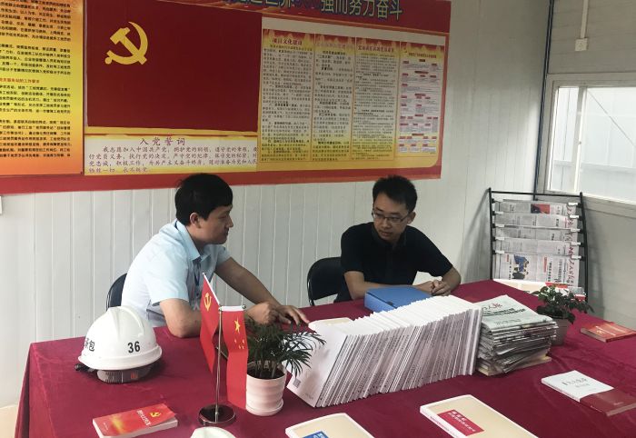 1529988799336250.jpg 4与青年骨干谈心谈话.jpg