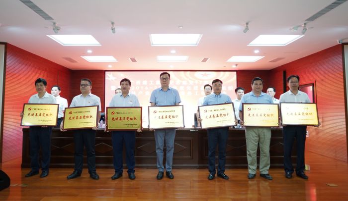 1530008373129202.jpg 陈祖训领取“先进基层党组织”荣誉牌匾.jpg