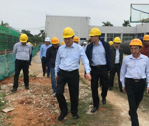 2蔡锦军率队深入北郊水厂工地现场。黄衍泽 摄.jpg