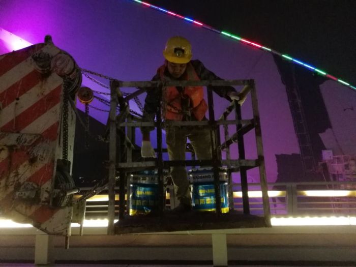 1543921484129396.jpg 1南宁大桥喷涂工程施工现场(覃桂华 摄).jpg