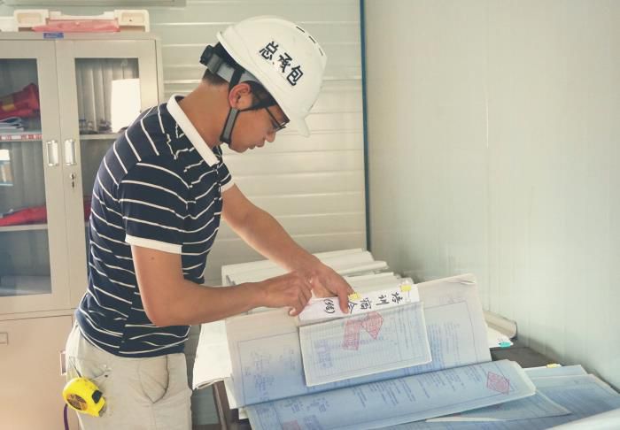 1545641875725085.jpg 卷尺不离身,能下工地,也能细心的整理好每一份资料。谢微旋 摄.jpg
