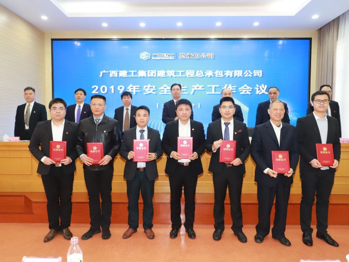 1552303301113741.jpg 表彰先进.jpg