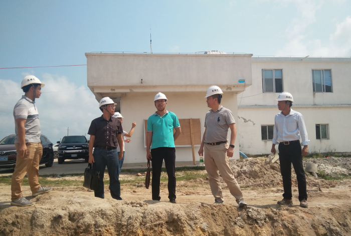 1.1陈祖训实地查看项目现场。许传波 摄700.png