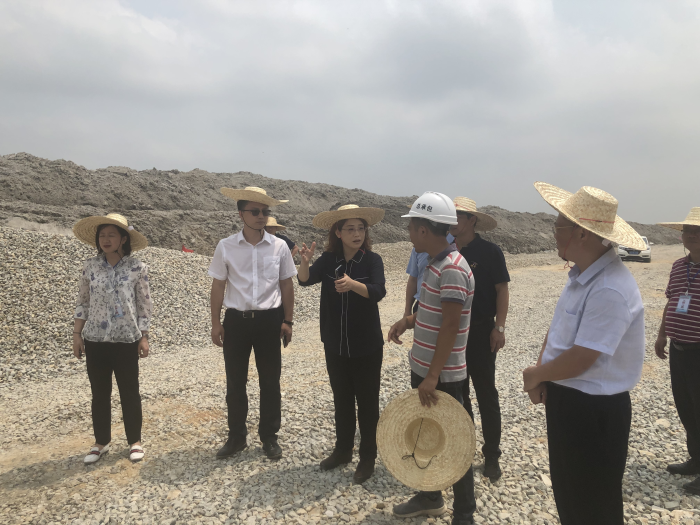 2实地查看施工现场。卢丽君 摄700.png