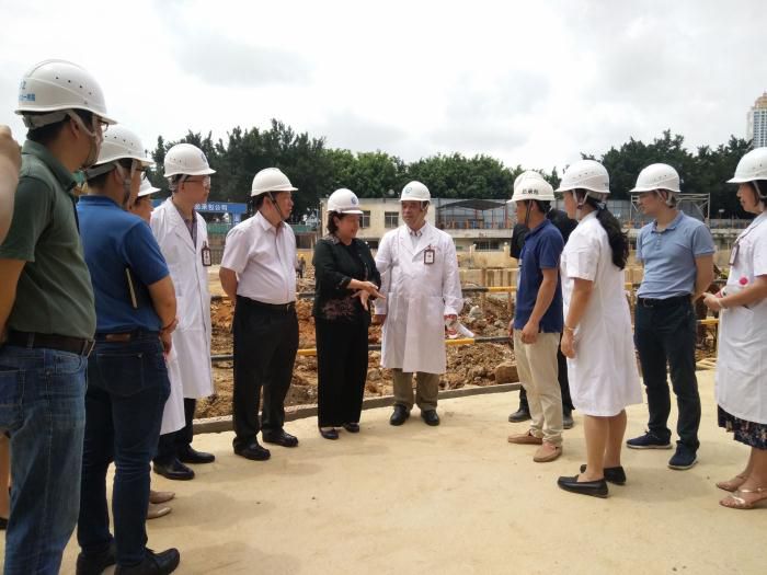 3.视察现场。黄惠芳 摄700.jpg