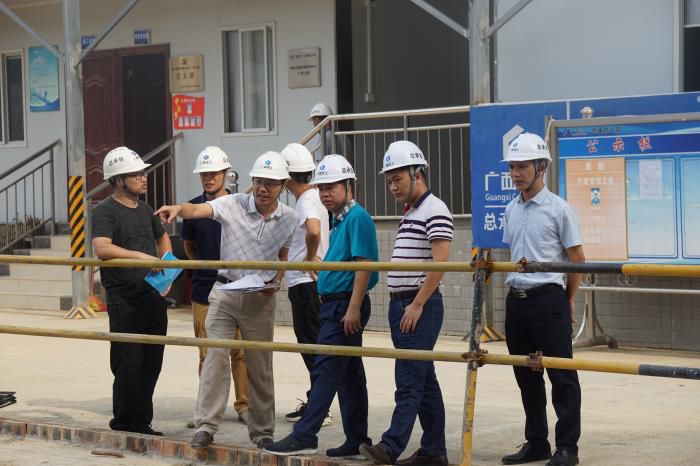 1559704152681537.jpg 2岑廷义询问项目施工情况。刘萌萌 摄700.JPG