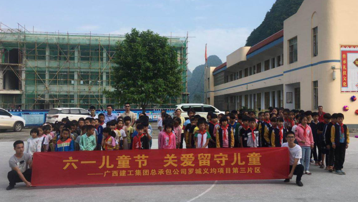 1559704817126212.png 3与八联小学的学生们合影留念。马国敏 摄700.png