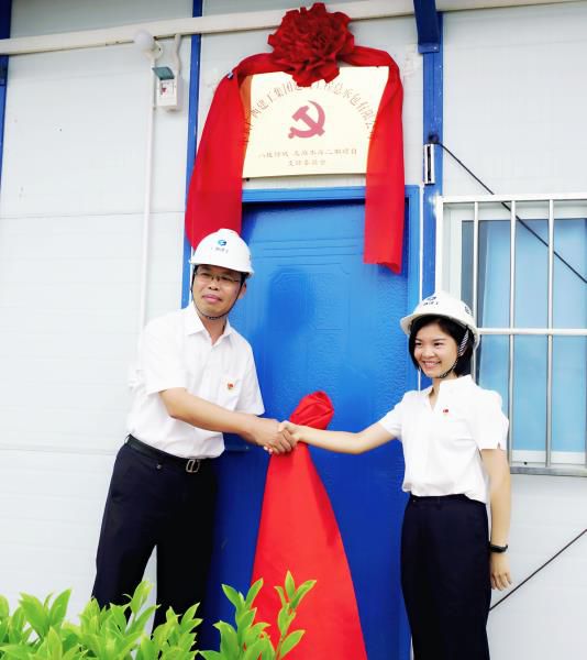 1561541756112700.jpg 4.1陈祖训为项目党支部成立揭牌。谢微旋 摄700.JPG