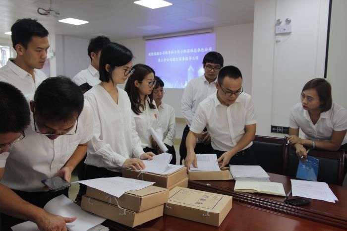 8.1检查相关资料。邓灿滨 摄700.JPG