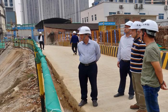 4检查现场。周元教 摄700.jpg