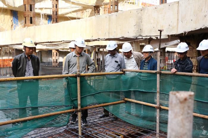 5.1陈祖训带队到二分公司自治区工业设计院危改项目检查。张钊林 摄700.JPG