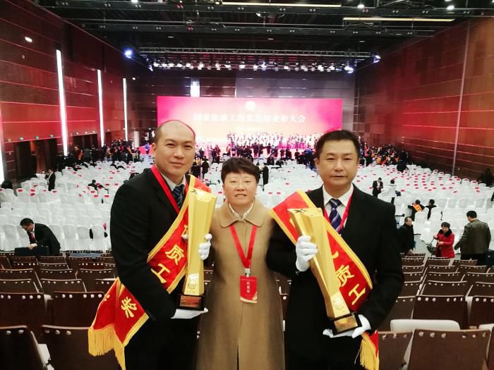 1576463285494435.jpg 6.2领奖代表(左六分公司经理王智中公司副总工银燕右三分公司副经理曾刚)700.jpg