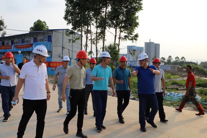 1590975566136630.jpg 21.1陈祖训到贺州棚改项目调研。侯健杰 摄700.JPG