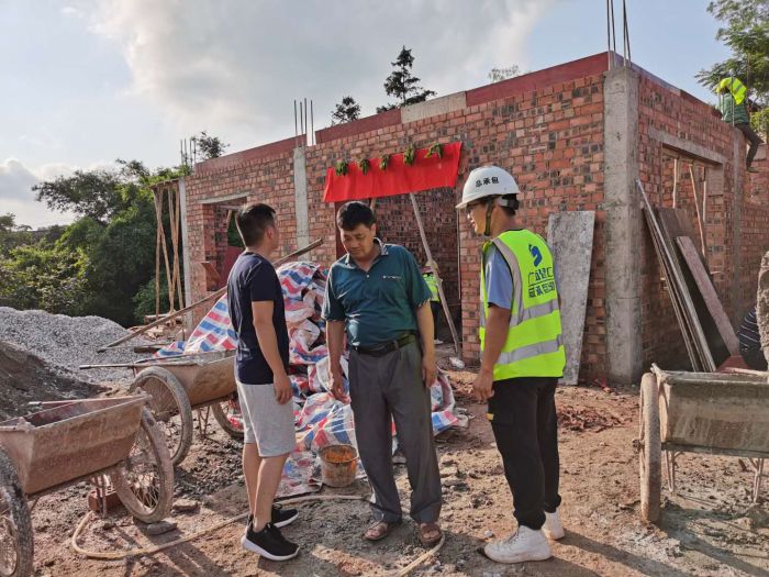 1595496021131332.jpg 队员在施工现场.jpg