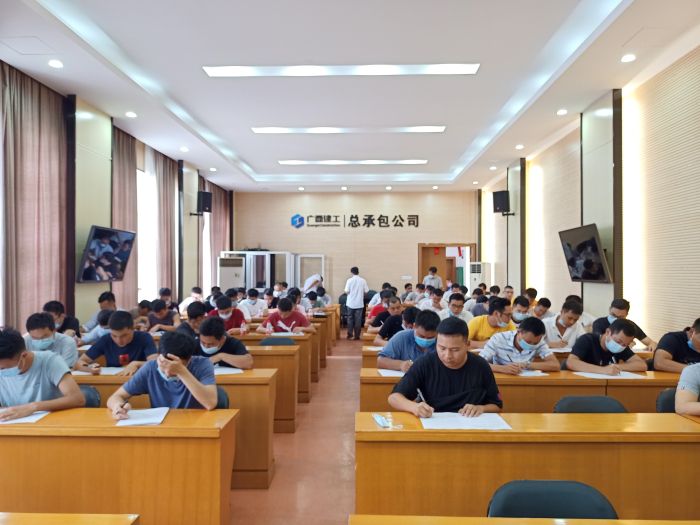 安全生产知识考试现场  覃洪浩  摄.jpg