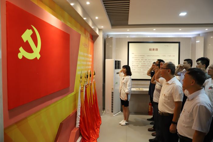 1595552074789288.jpg 重温誓词 郑诗宝 摄.jpg