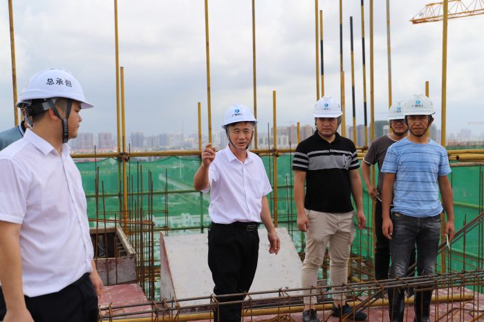 1595555678346233.jpg 指导现场施工。侯建杰 摄.jpg