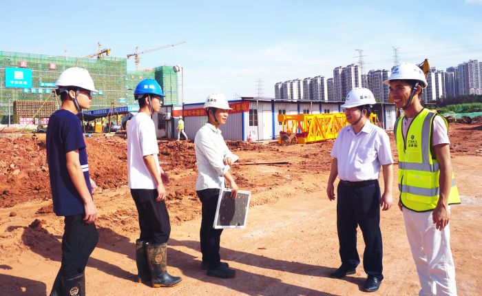 （备选）岑廷义深入现场查看，并与青年管理员亲切交谈。谢微旋 摄.jpg