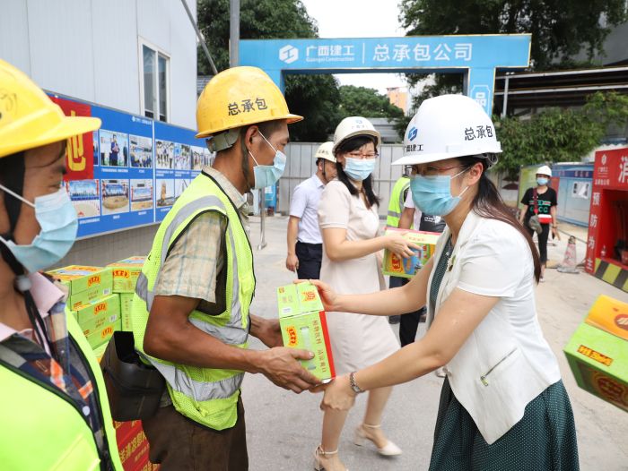 1595558532281987.jpg 发放清凉饮品。李立云 摄.jpg