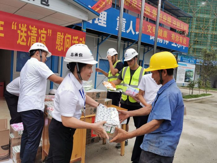 1595559057513067.jpg 黄春玲给农民工送上清凉慰问品。 王瑾贞 摄.jpg