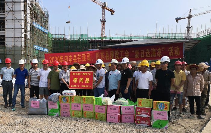 1595559983369643.jpg “送清凉”活动现场。 梁武益 摄.jpg