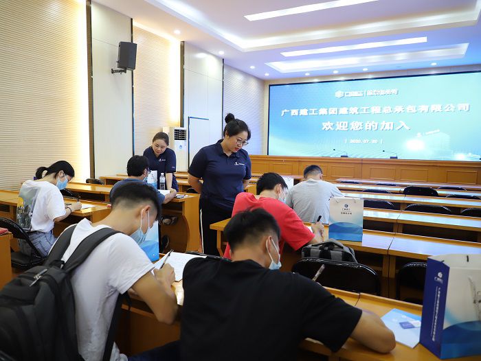 新员工签署劳动合同。李立云 摄.JPG