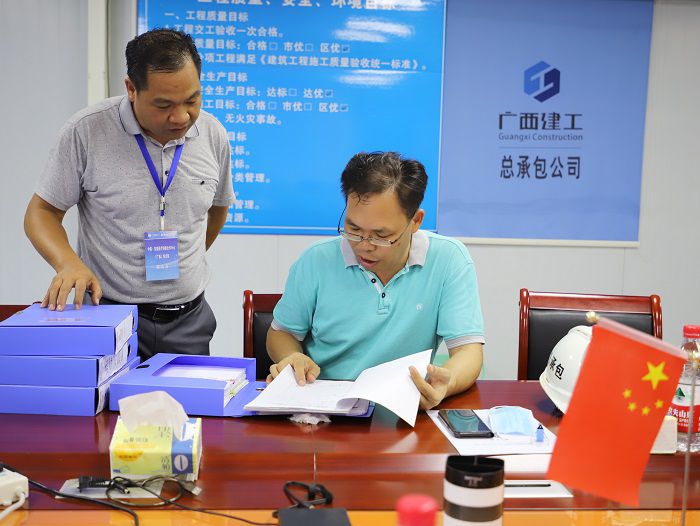 陈祖训检查项目安全资料。 李立云 摄.JPG