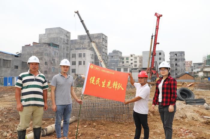 5.1授旗现场。侯健杰 摄 (2)700.JPG