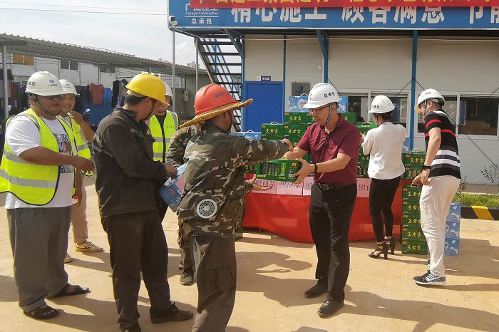 1596068030130984.jpg “送清凉”活动现场。 梁武益 摄.jpg