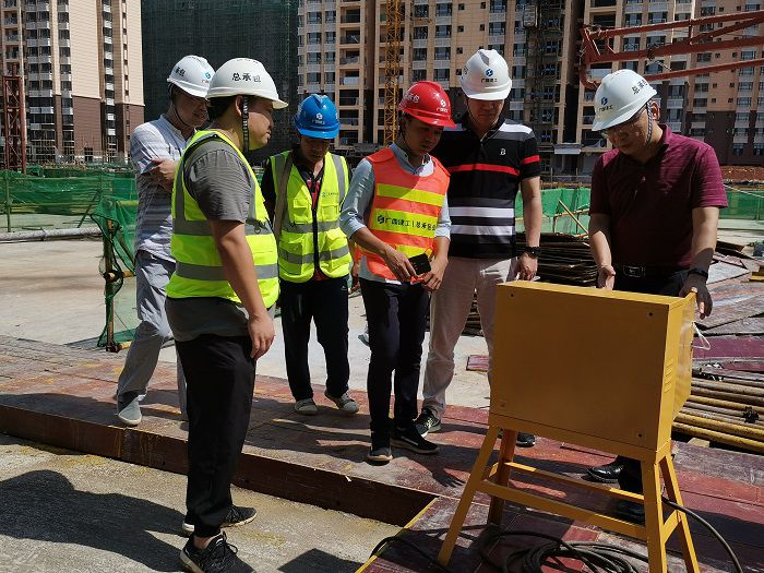 1596068118112403.jpg 检查楼层活动箱临时用电。 熊明未 摄.jpg