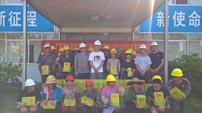 河池高中项目部慰问现场。 刘华山 摄.jpg