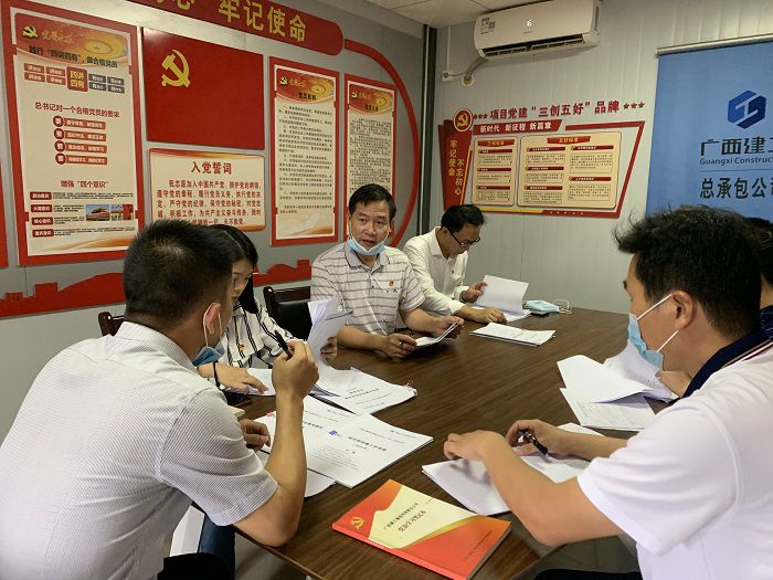 1597801794717770.jpg 检查组检查材料。 刘萌萌 摄.jpg