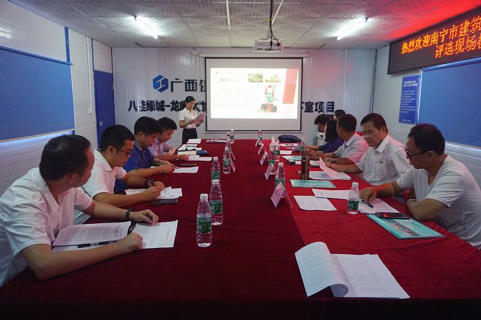 检查组听取工作汇报。谢微旋 摄.JPG