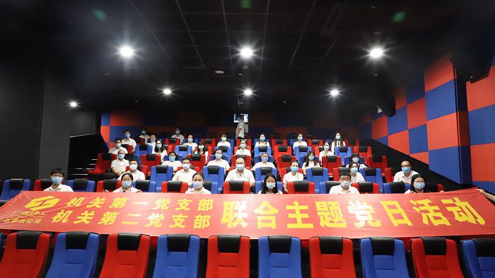 6号厅观影人员合影。李立云 摄.JPG