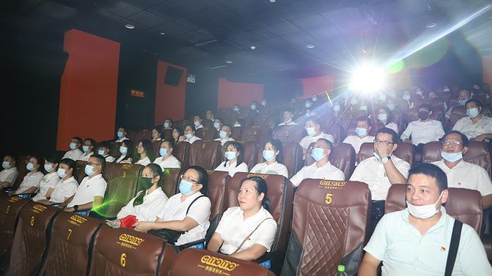 5号厅观影人员合影。邓灿滨 摄.JPG