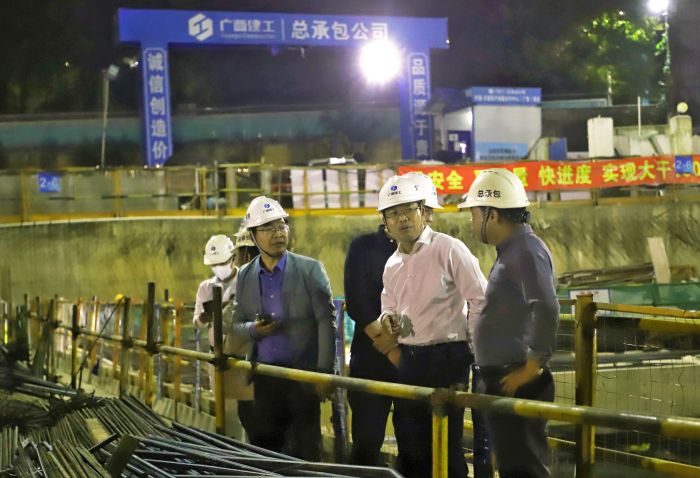 检查现场。 郑诗宝摄.jpg