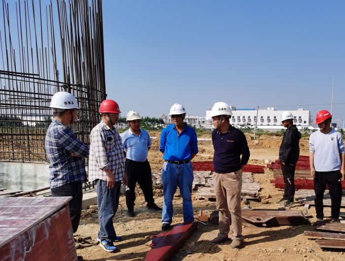 现场检查指导。陆大南 摄.jpg