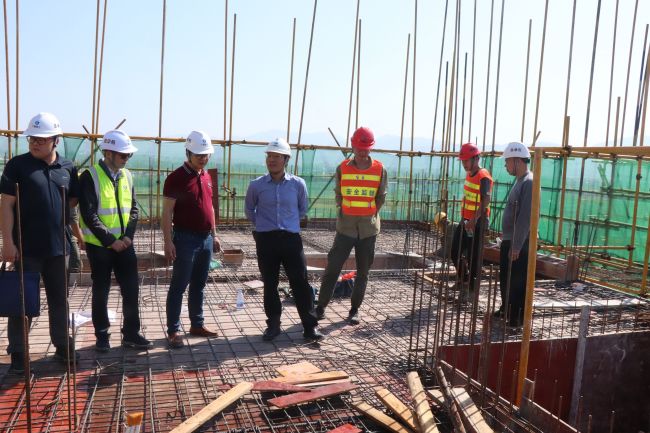 3检查指导现场。 杨俊峰 摄.jpg