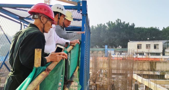 陈祖训在现场检查指导工作  郑诗宝 摄.jpg