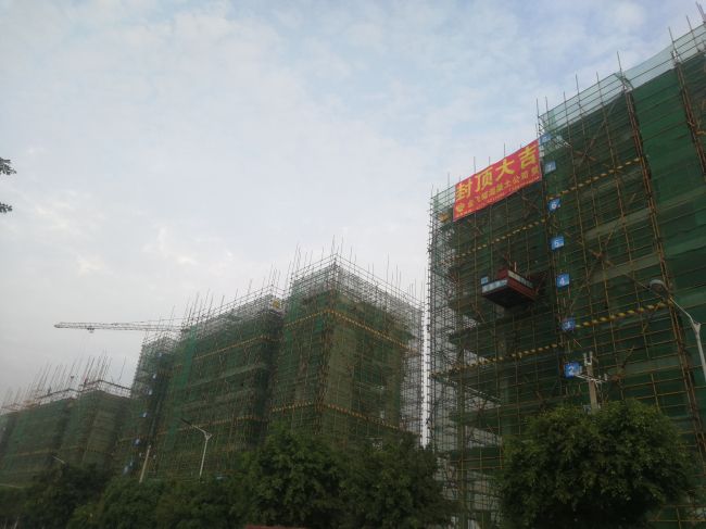 1607584918846521.jpg 五分公司钟山碧水御景项目3#楼提前17天封顶.jpg