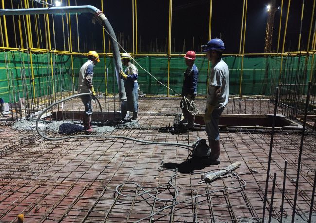 1607585983115536.jpg 2浇筑混凝土现场(修图).jpg