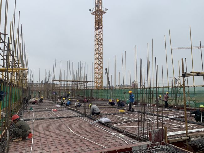 1607588149247776.jpg 基础教学楼B区三层梁板钢筋施工现场(修图).jpg