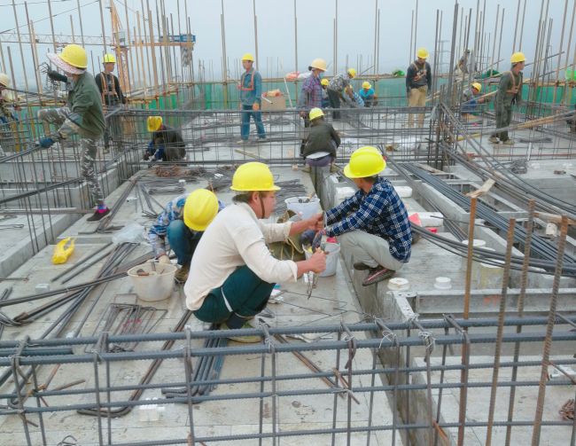 1607589387402045.jpg 标准层钢筋绑扎。阮文源 摄.jpg