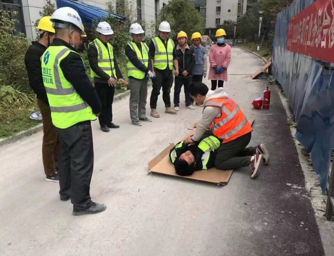 1607590544498480.jpg 6 心肺复苏演示 王伟明 摄.jpg