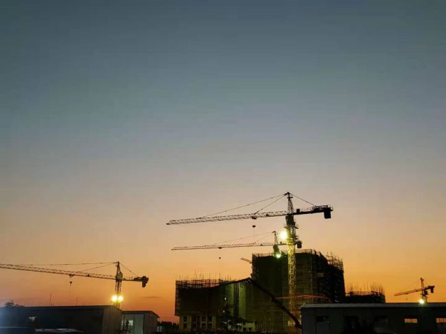 1607590582910036.jpg 8 项目的夜晚灯火通明 杨钰 摄.jpg